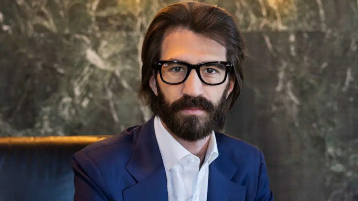 Herdeiro da Ray-Ban tenta comprar por R$ 44 milhões jornal que o criticou após gravações revelarem ligação com rede de espionagem