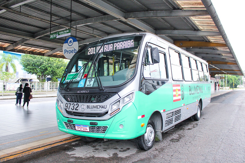 Nova linha de ônibus começa a circular em Blumenau com integração gratuita e parada fora dos pontos convencionais; veja como funciona