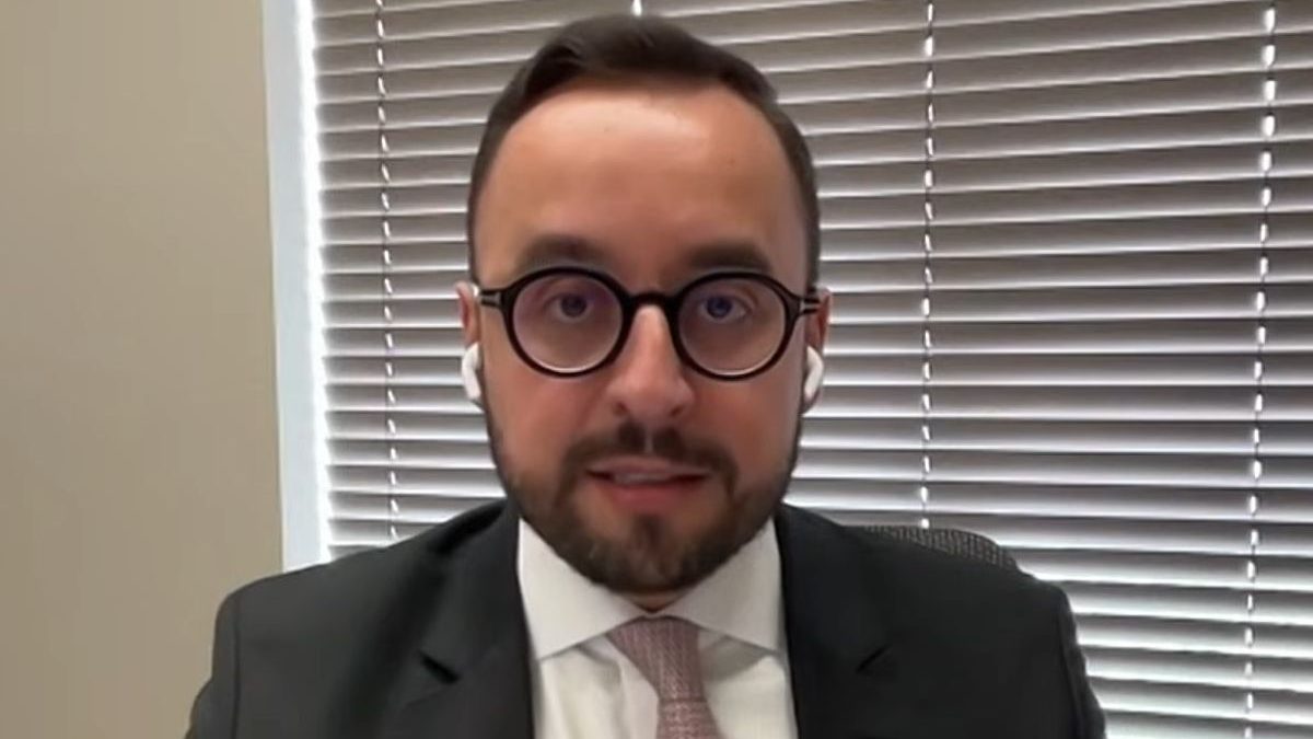 Advogado de Flávio Bolsonaro afirma que defesa não sabia de saída do Brasil