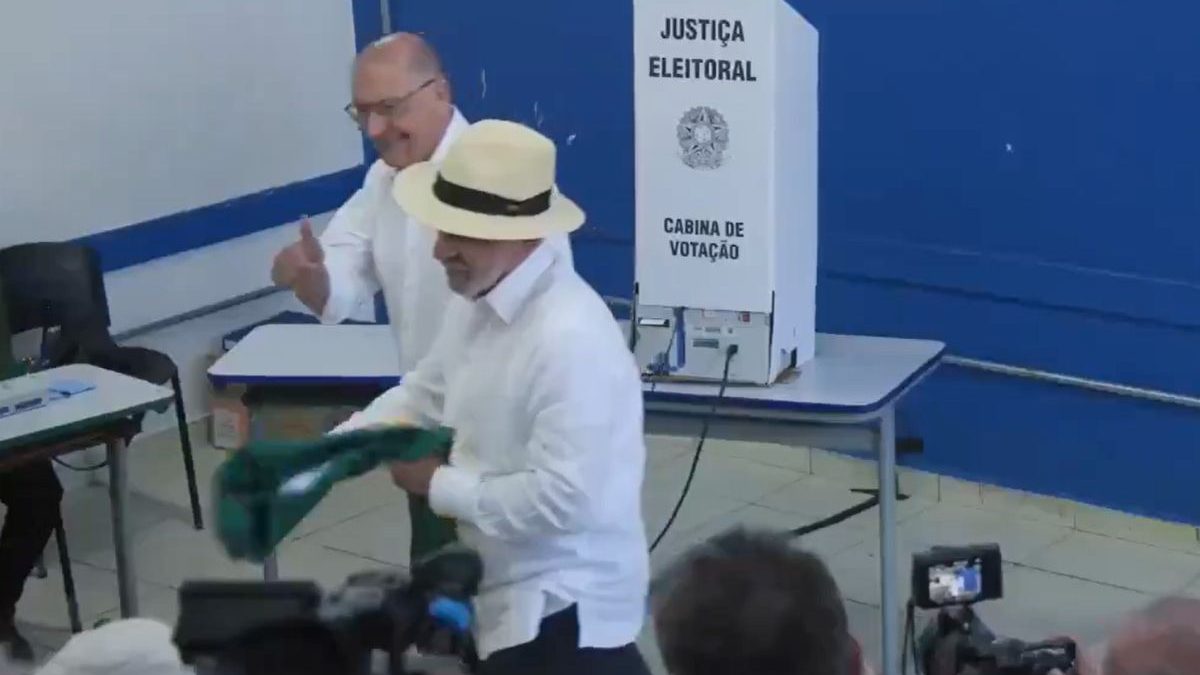 Lula jogou a bandeira do Brasil no chão? André Mendonça dá 24 horas para redes apagarem posts