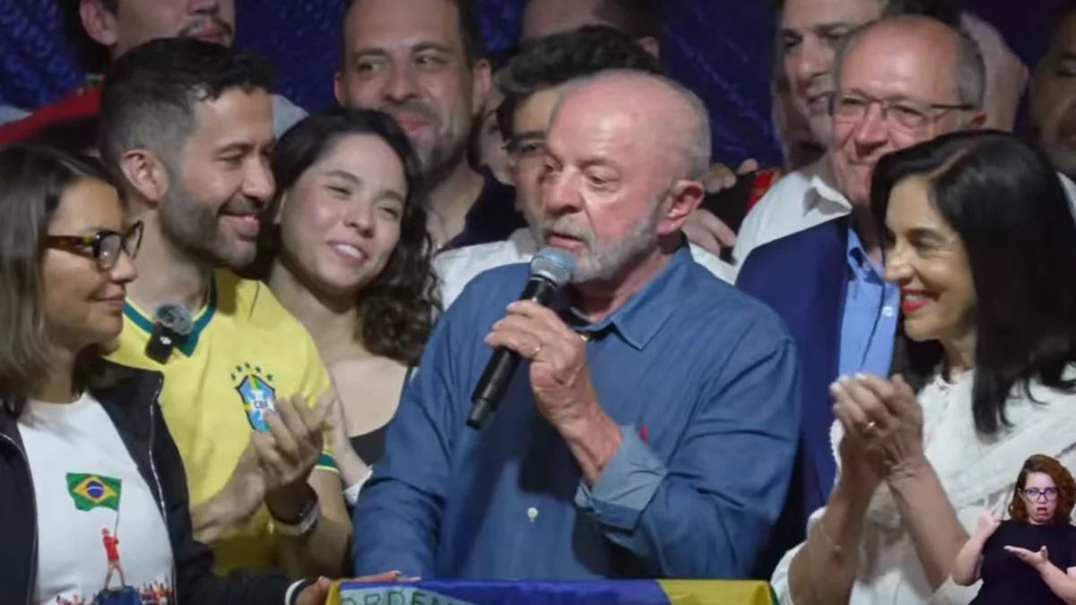 Lula faz 1º discurso após vitória contra Flávio e manda recado às big techs: ‘Vamos ter que regulá-las’ - Foto