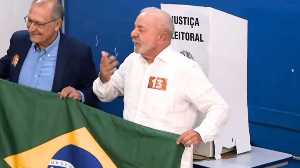 ‘Estamos disputando com um cidadão chamado mentira’, diz Lula ao votar no ABC Paulista