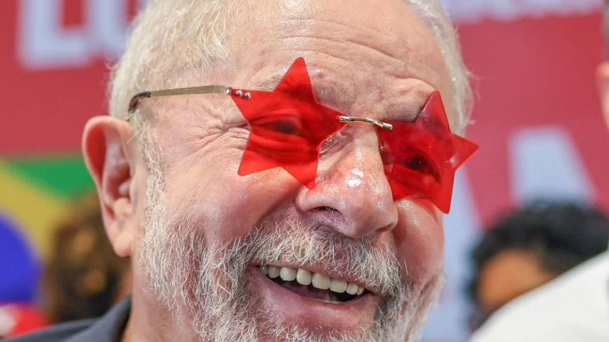 Usando óculos em formato de estrela, Lula tira fotos com apoiadores após votar no ABC Paulista
