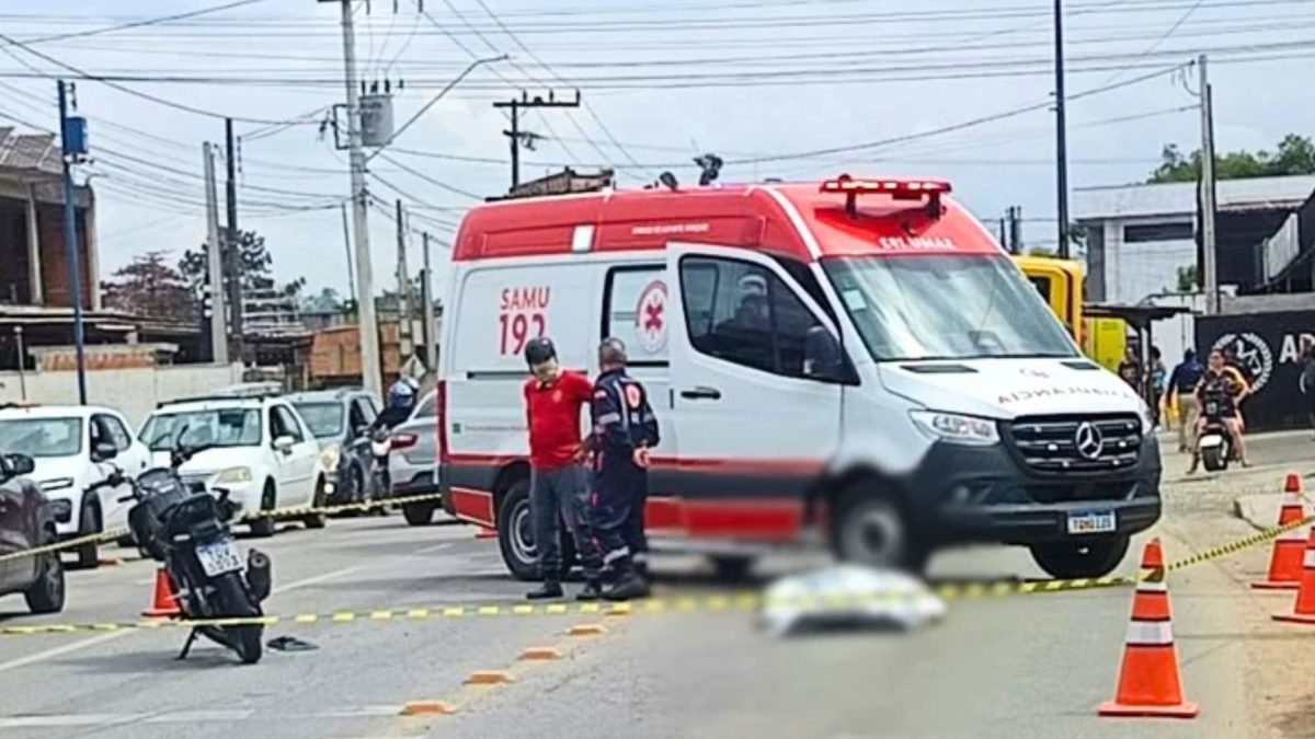 Motociclista tenta ultrapassagem, bate em carro e morre atropelado por ônibus em Joinville