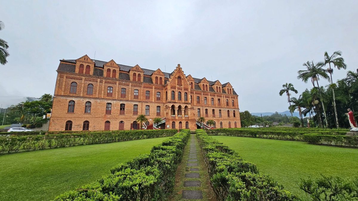 ‘Castelo’ de conto de fadas em SC esconde museu, jardins e uma história que começou em 1929