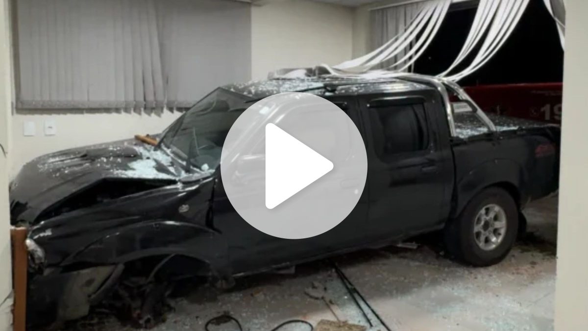Dois motoristas ficam feridos após picape bater contra carro e invadir restaurante em SC
