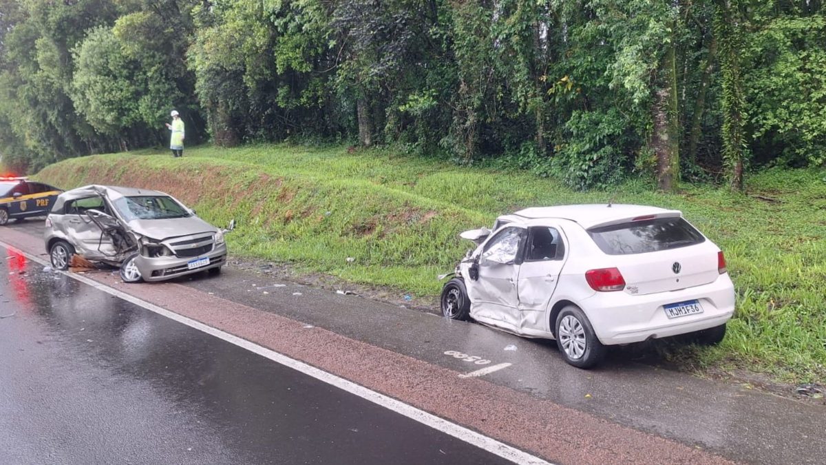 Batida de frente mata mulher e homem de 26 anos e deixa motorista em estado grave na BR-116 em SC