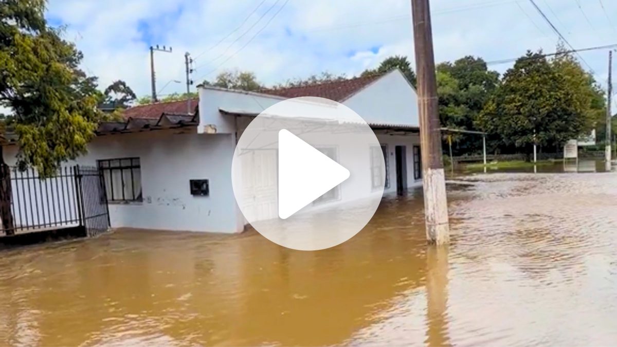 Rio chega a 5,10 metros invade casas e deixa ruas alagadas no Norte de SC