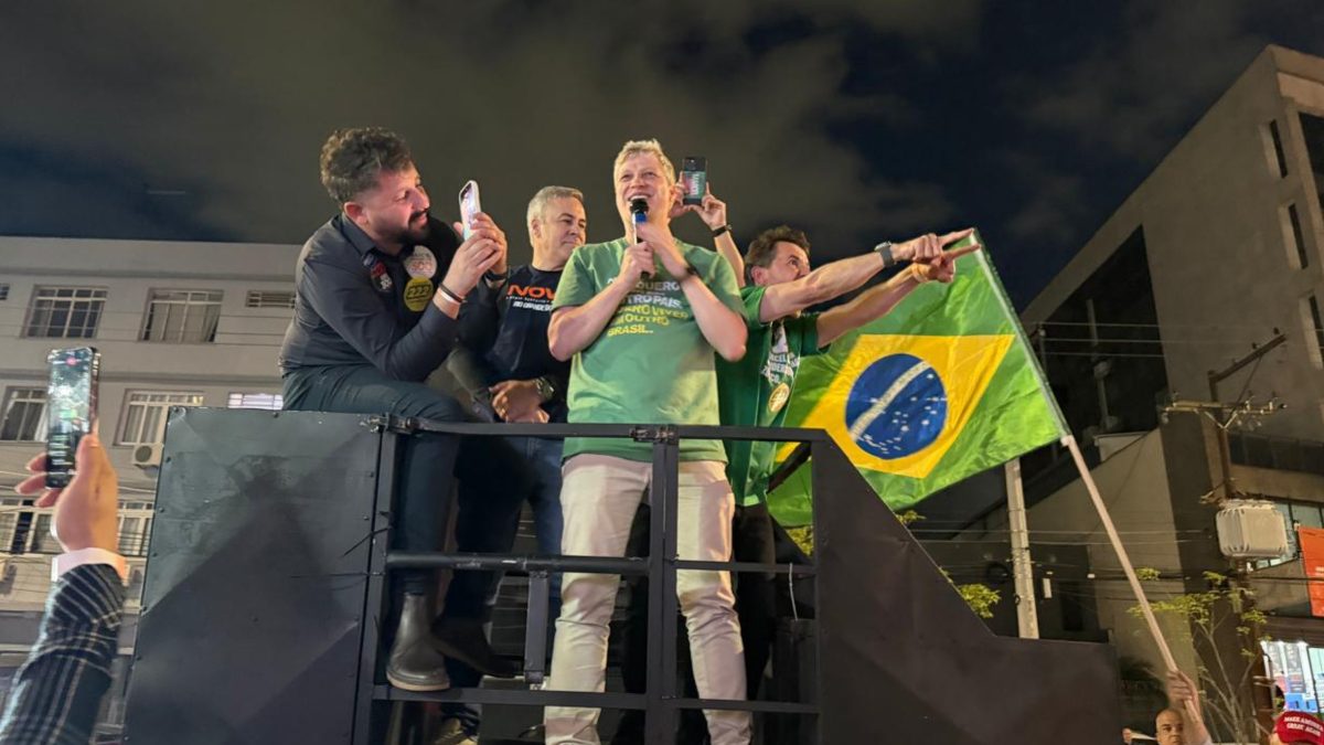 Marcel van Hattem é eleito senador pelo Rio Grande do Sul e comemora vitória ao lado de eleitores em Porto Alegre: ‘Fazer uma limpa no Brasil’