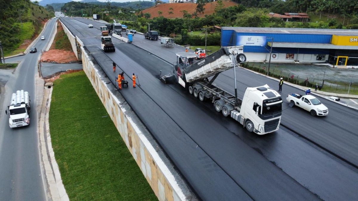 Megaobra entra em etapa final de asfalto e bloqueia acesso na BR-280 em SC; veja os desvios indicados pelo DNIT