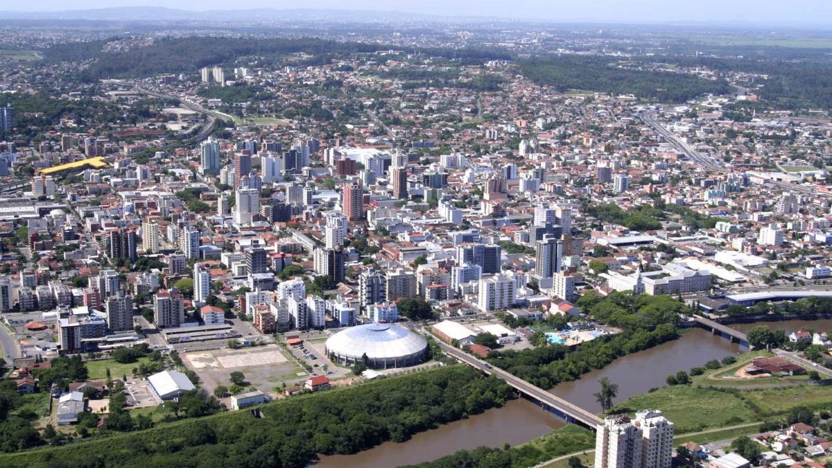 Menino de 6 anos é encontrado sozinho, chorando e ferido em área de mata no RS; polícia investiga abandono e maus-tratos