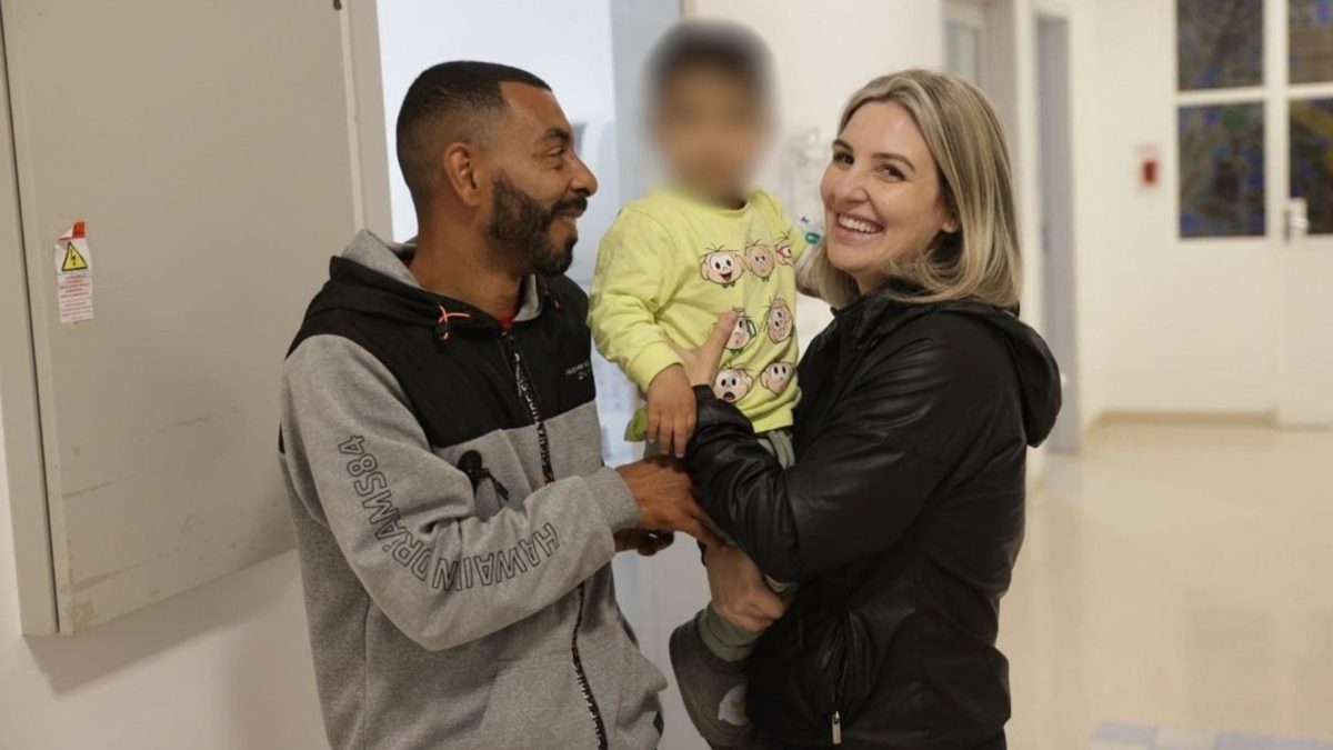Menino de 2 anos deixa de andar por causa de tumor no tórax e volta a dar os primeiros passos após cirurgia robótica