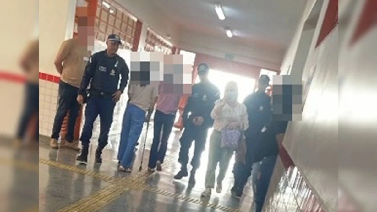 Crime eleitoral no 2º turno: mesária é detida e levada à Polícia Federal após fazer campanha para Lula dentro de escola no DF - Foto