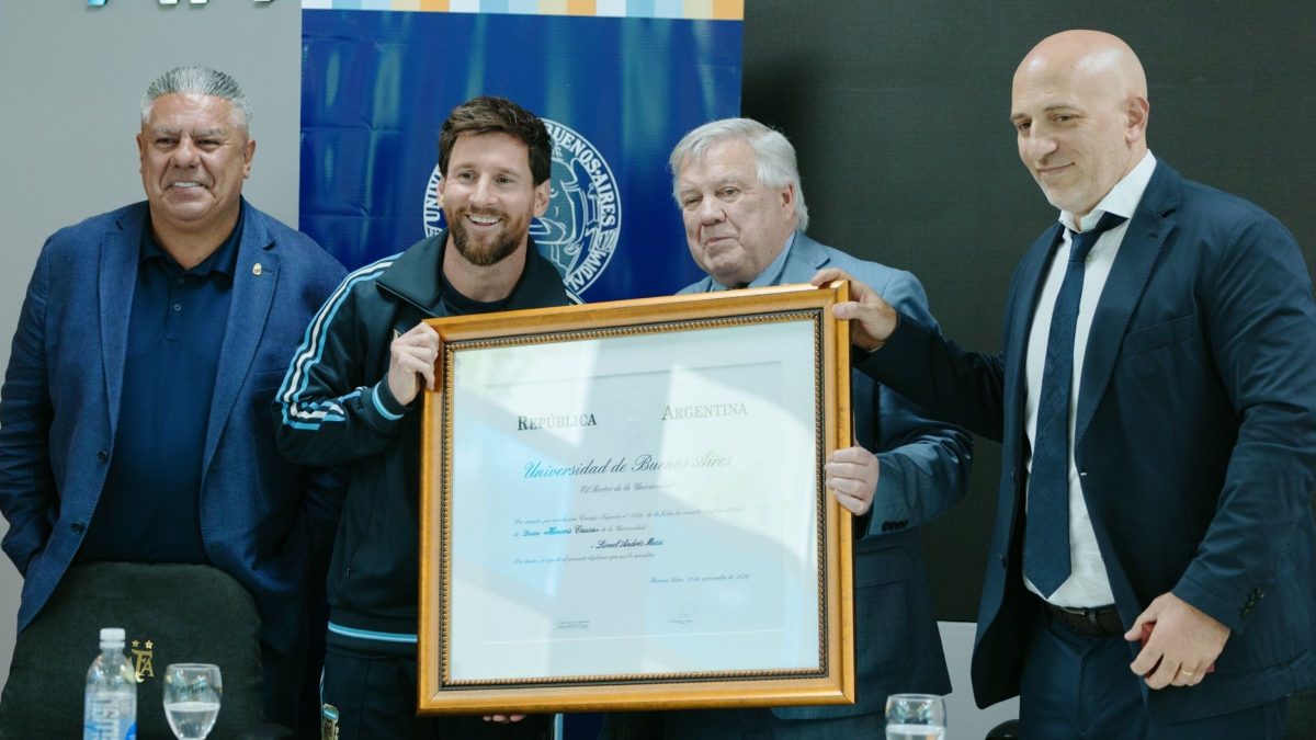 Messi ganha título de doutor honorário em universidade antes de despedida da Argentina: ‘Exemplo de humildade’
