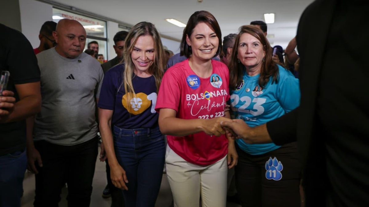 Michelle Bolsonaro responde a agressões verbais após ser vaiada em local de votação no DF