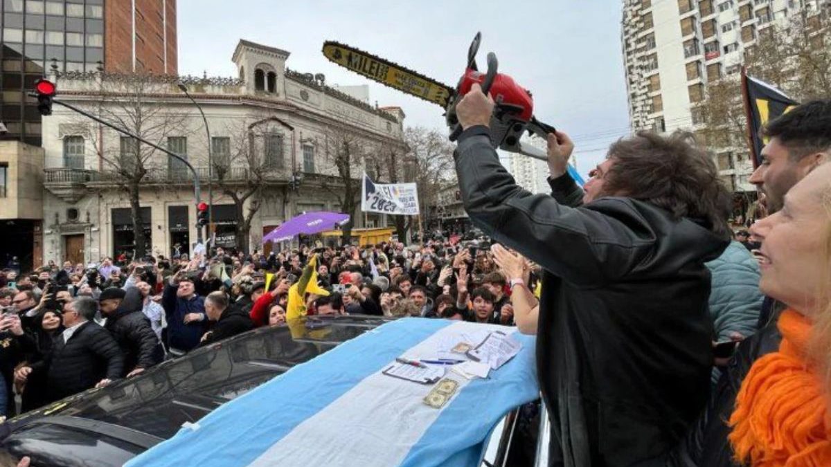 Demissão em massa: Milei publica decreto que manda para a rua mais 21 mil servidores públicos na Argentina