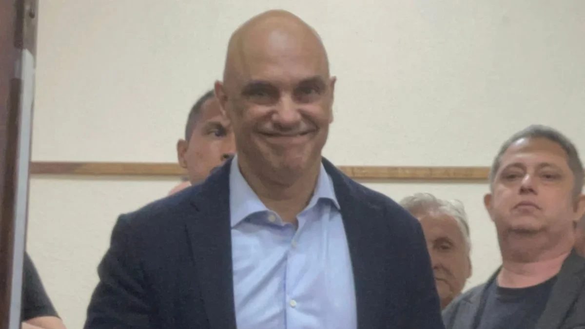 Após caso envolvendo Zema, Moraes brinca ao mostrar e-Título antes de votar e faz piada com regra que proíbe celular na cabine: ‘Eu que proibi’