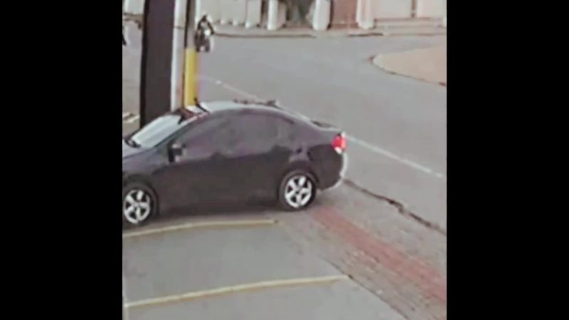 Motoboy muda de rota em rua movimentada, surpreende pedestre e comove a web: 'Senti no coração' 1