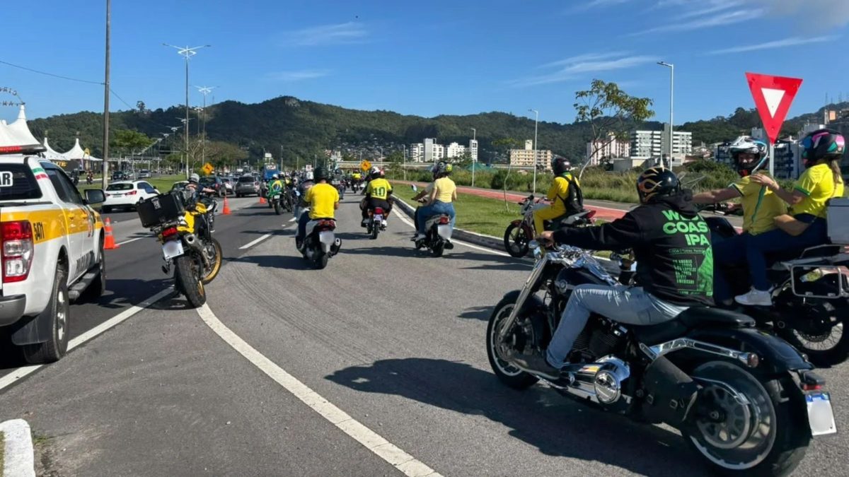 Motociata em apoio a Flávio Bolsonaro movimenta Florianópolis com bandeiras e camisas verde e amarelas