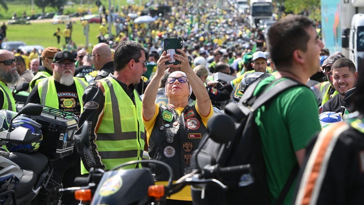 Economia, segurança e liberdade: por que apoiadores de Flávio Bolsonaro foram à motociata em SC