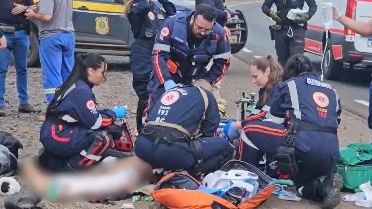 Equipes do Samu e do Saer atuaram no atendimento ao motociclista, que sofreu fraturas graves nas pernas e precisou ser intubado no local.Foto: Reprodução/NDTV Record/ND Mais