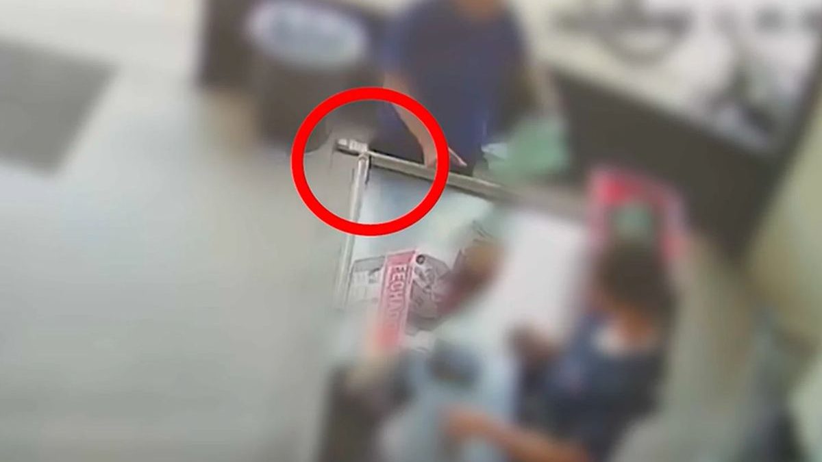 Mulher recebe carteira de outra cliente por engano, guarda objeto na cintura e acaba na delegacia por causa de R$ 7