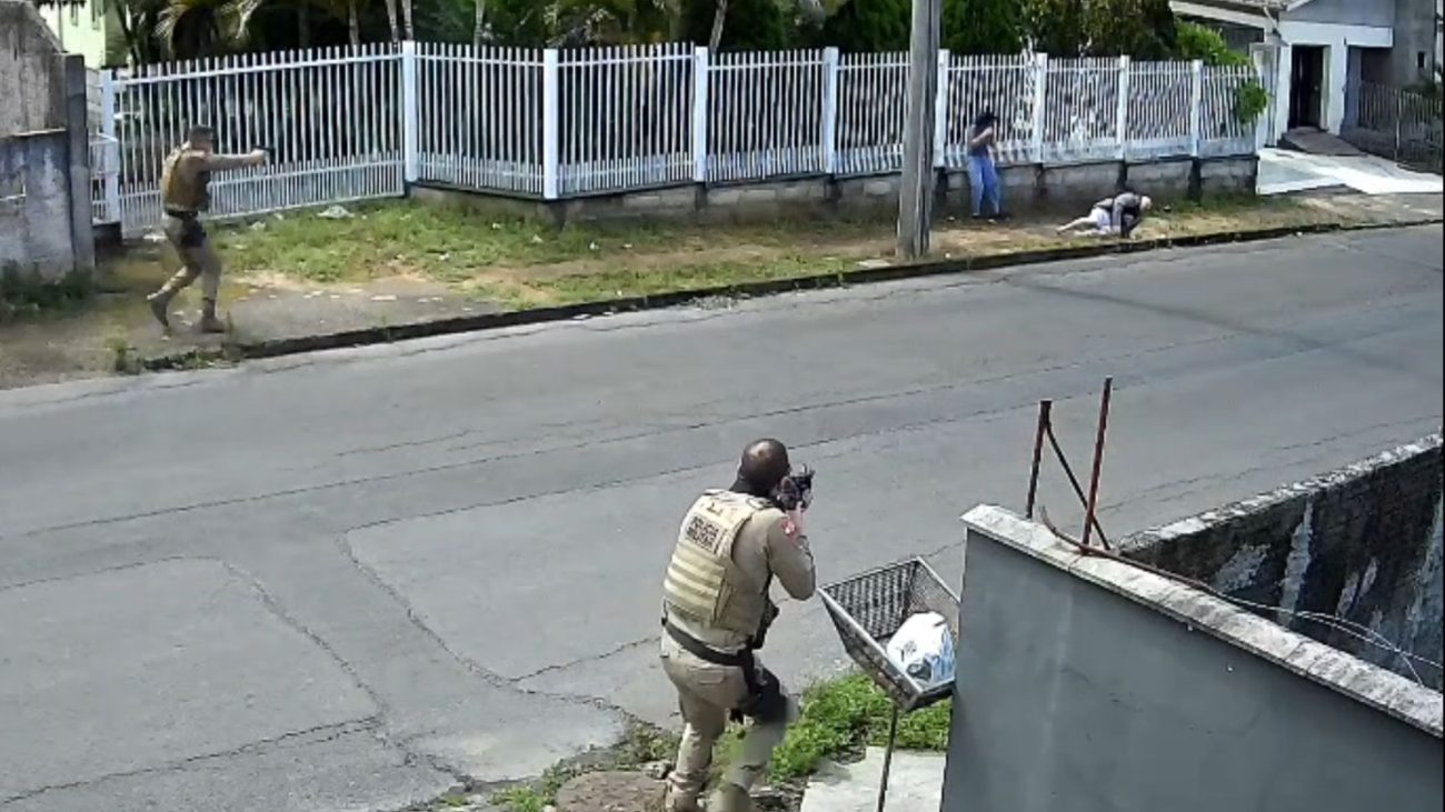 VÍDEO: Mulher é agredida e ameaçada de morte pelo companheiro em via pública, mas polícia intervém e criminoso é baleado em SC