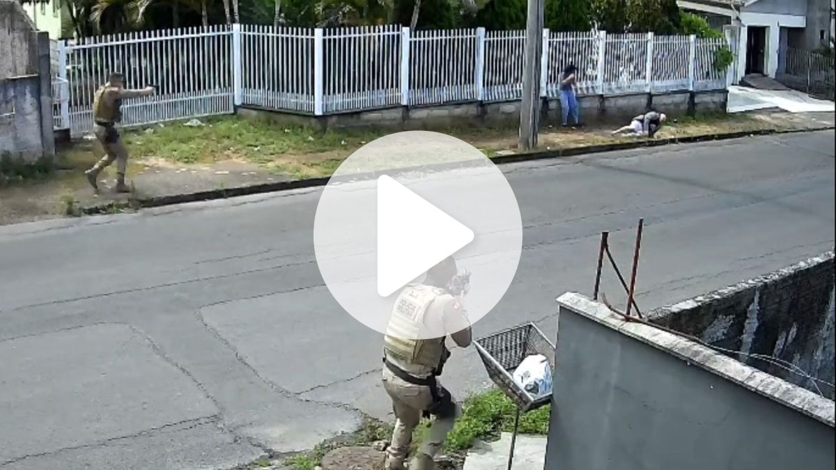 VÍDEO: Mulher é agredida e ameaçada de morte pelo companheiro em via pública, mas polícia intervém e criminoso é baleado em SC