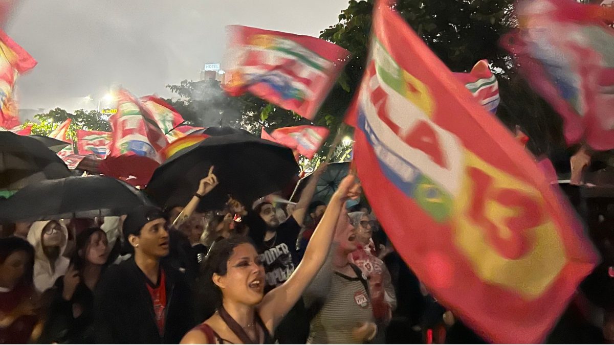 Abaixo de chuva, apoiadores de Lula participam do Carnalula em Joinville