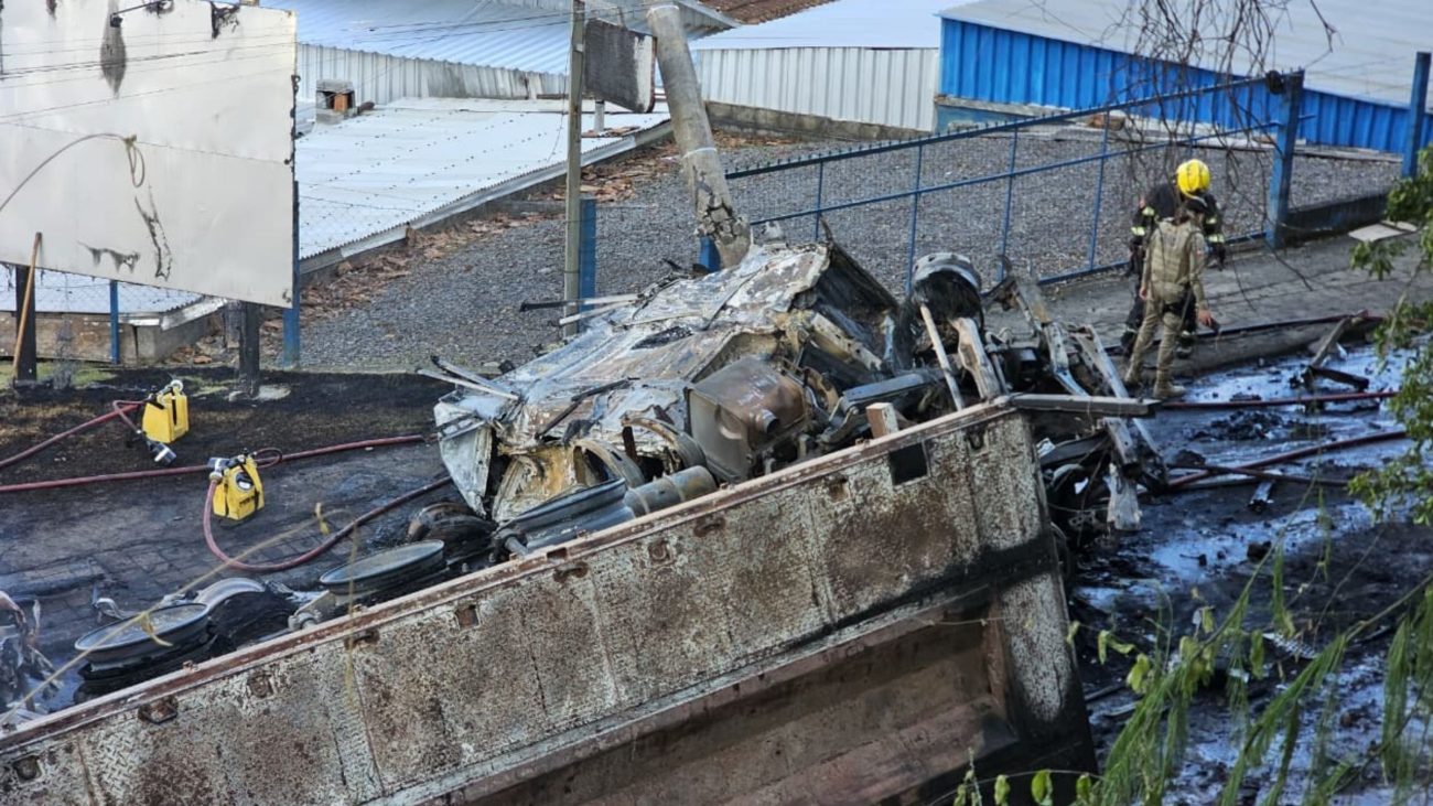 Carreta sem freio atinge caminhão e outros veículos, pega fogo e deixa um morto em SCFoto: Divulgação/Rádio Capinzal/ND Mais