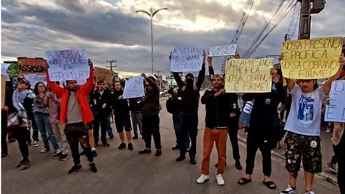 Amigos e familiares de jovem atingido por viatura da polícia fazem protesto em Florianópolis