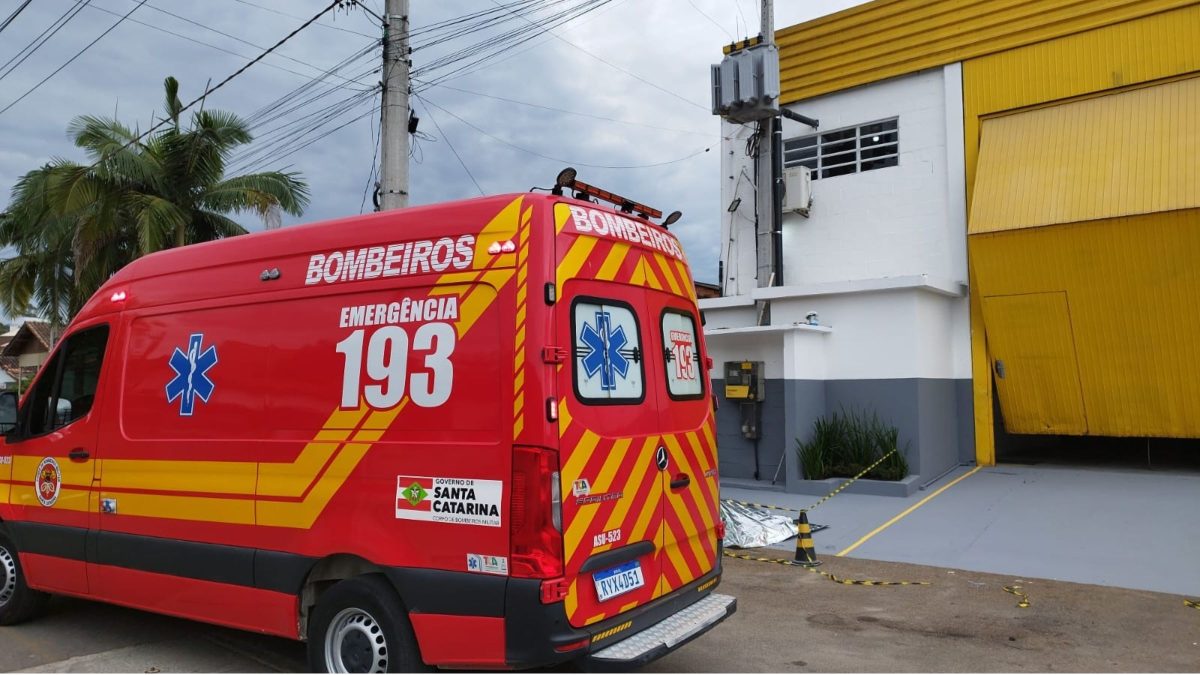 Homem morre após escada encostar na fiação, sofrer choque elétrico e cair de dois metros enquanto trabalhava em SC