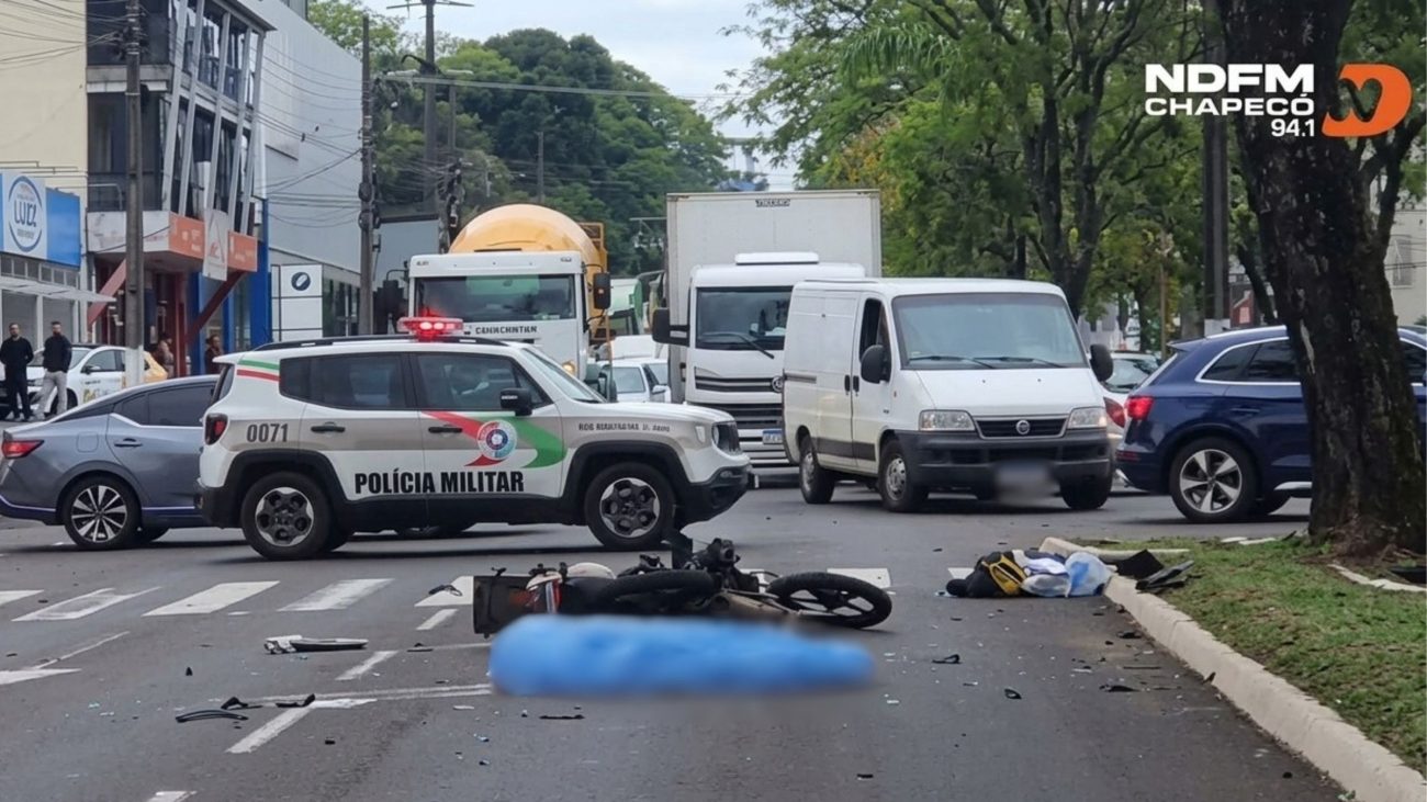 Colisão entre uma motocicleta e um Audi A5 deixou um entregador de 42 anos morto em Chapecó