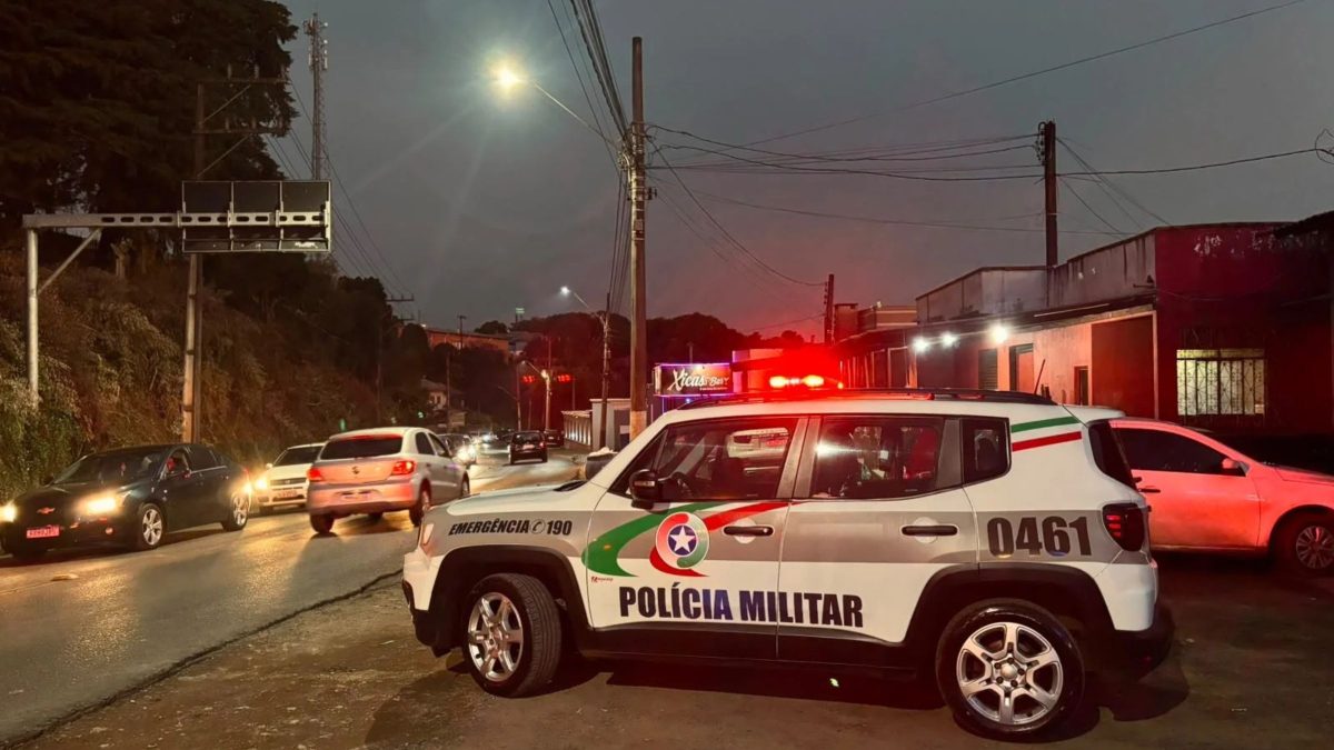Após esfaquear os pais, homem tenta fugir pelos fundos da casa, mas acaba preso em SC