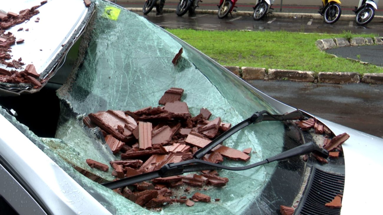 Parte da parede de um prédio em obras desabou e atingiu um carro durante a chuva forte.Foto: Jair Correia/NDTV Record/ND Mais