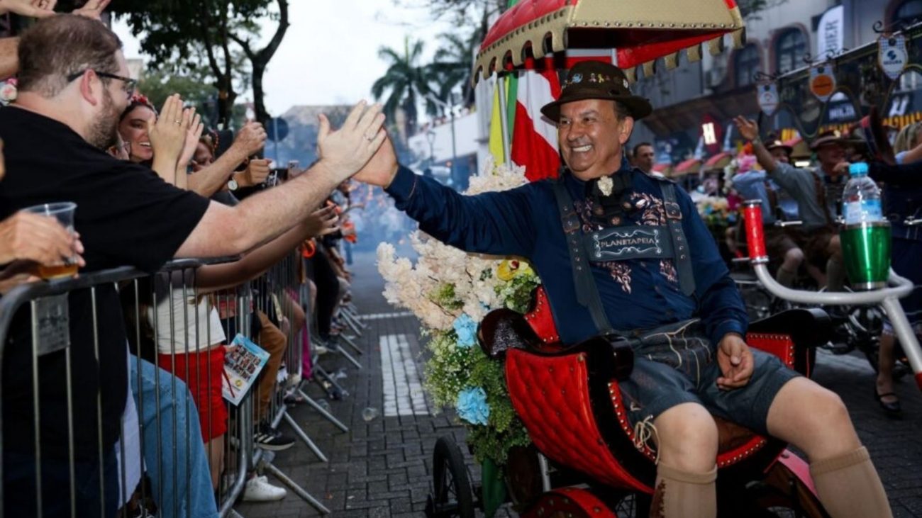 O governador de SC pedalou a tradicional centopeia durante o desfile, que reuniu cerca de 5 mil pessoas na Rua XV de Novembro, no Centro de Blumenau.Foto: Roberto Zacarias/SecomGOVSC/ND Mais