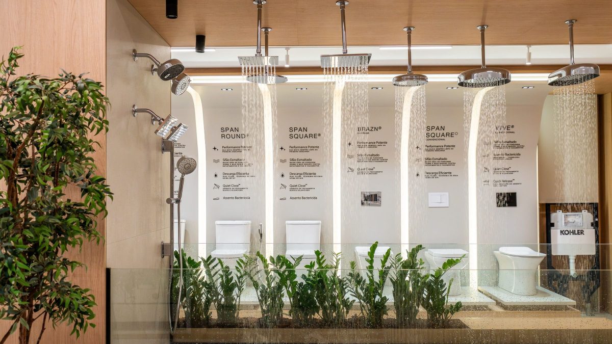 Kohler inaugura espaço de luxo em Chapecó onde clientes podem testar chuveiros e banheiras