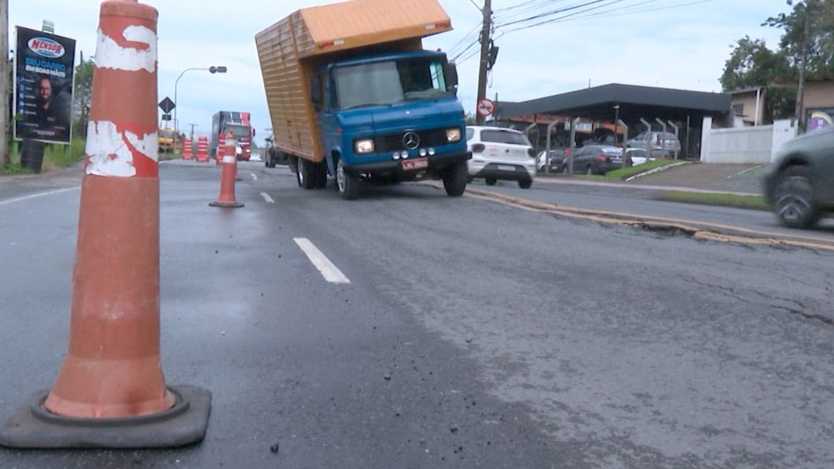 Risco de desmoronamento em rua estratégica muda trânsito de veículos pesados e altera rota de sete linhas de ônibus após problema de 18 anos em Blumenau