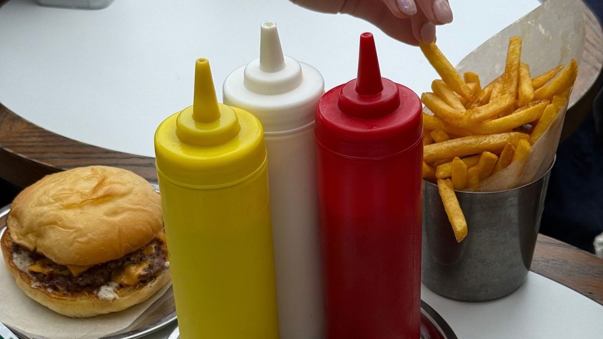 Bisnagas de ketchup e maionese passam a ser proibidas em restaurantes e lanchonetes após regra publicada no Diário Oficial