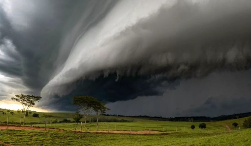 Área de baixa pressão se intensifica e favorece a formação de um ciclone extratropical no Sul do Brasil - Asaf Saab de Souza/@asaffsouza/Instagram