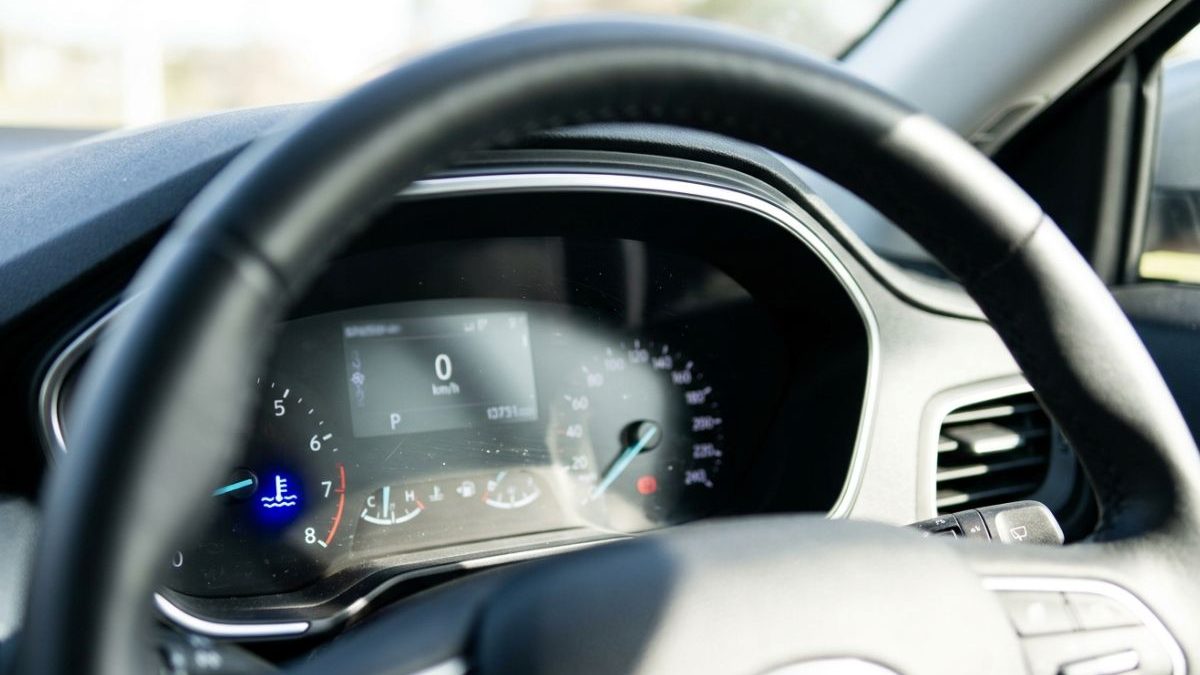 Cuidados na primeira partida do dia: motor frio ao ligar o carro exige cautela no acelerador e reduz intervalo de revisões