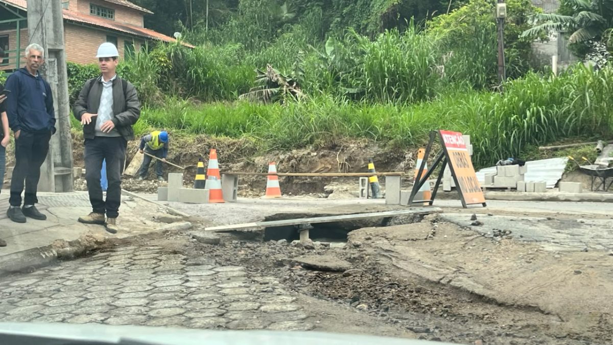 Tubulação rompe, gera vazamento de água potável e instaura caos no trânsito na Lagoa da Conceição em Florianópolis