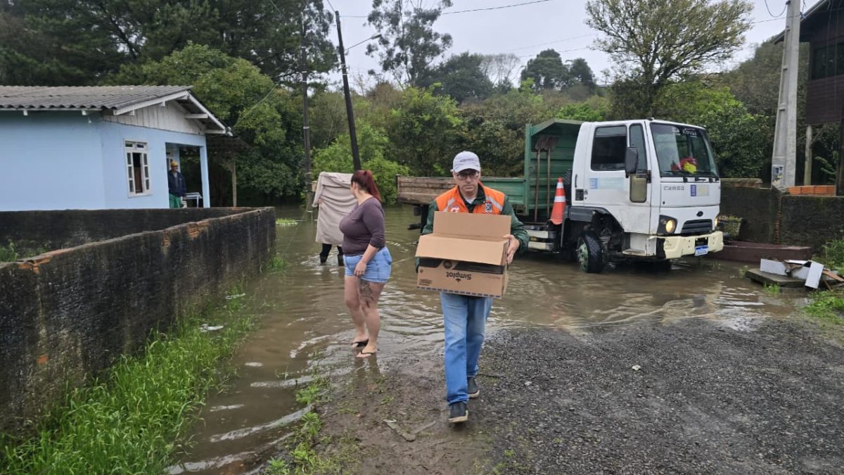 FOTOS: Rios sobem, famílias deixam casas e previsão de mais chuva aumenta risco de alagamentos em SC