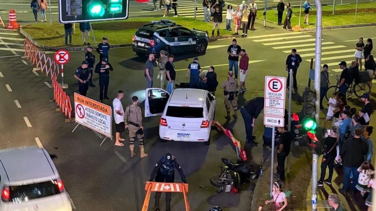 Guardas de trânsito são atropelados e motorista é preso com cocaína em Blumenau