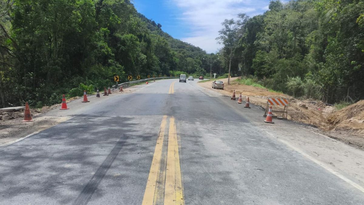 Obras de manutenção em bueiros vão alterar o trânsito na BR-470 durante três dias em SC com pare e siga