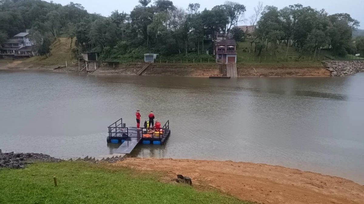Homem desaparece em represa, amigos fazem buscas e caso mobiliza força-tarefa com mergulhadores, mas desfecho surpreende em SC