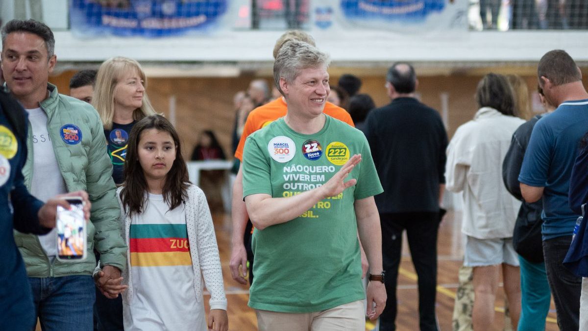 Marcel van Hattem, candidato ao Senado, vota em Porto Alegre nas Eleições 2026