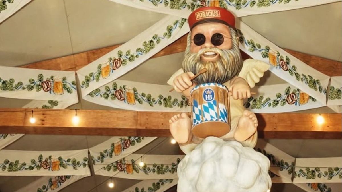 FOTOS: Como ficou o novo espaço da Oktoberfest Blumenau que tem figura de ‘anjo voador’ e decoração inspirada nas tradicionais tendas alemãs com entrada a R$ 8