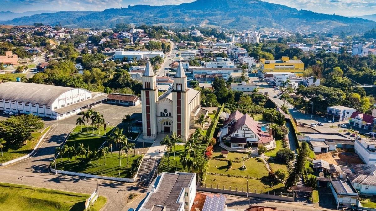 Fraude e desvio de recursos em obra de escola levam à condenação de quatro pessoas e pagamento de R$ 1,4 milhão em SC