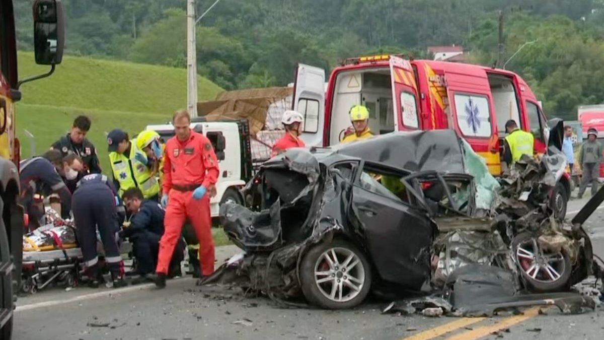 Motorista em estado grave recebe transfusão de sangue em plena BR-470 após acidente gravíssimo que deixou carro irreconhecível em SC; veja fotos